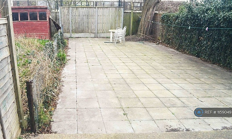 2 Bedroom Flat In St...