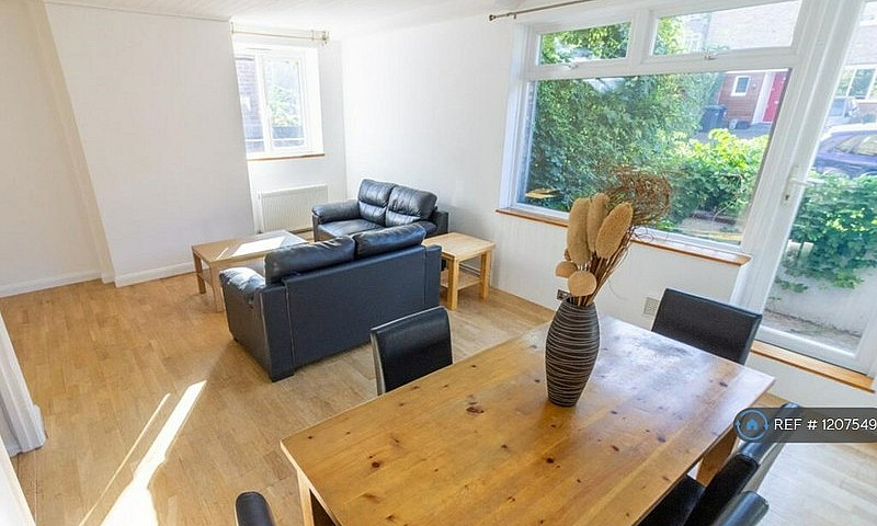 3 Bedroom Flat In La...