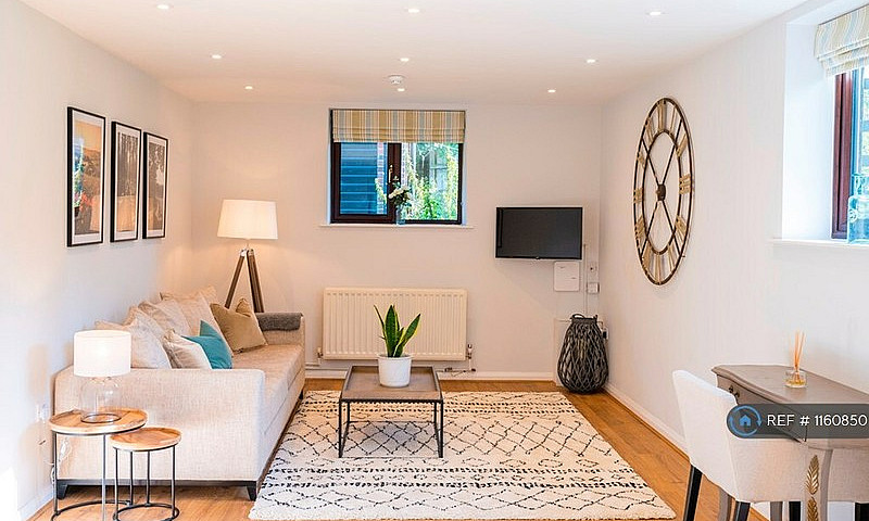 1 Bedroom Flat In Th...