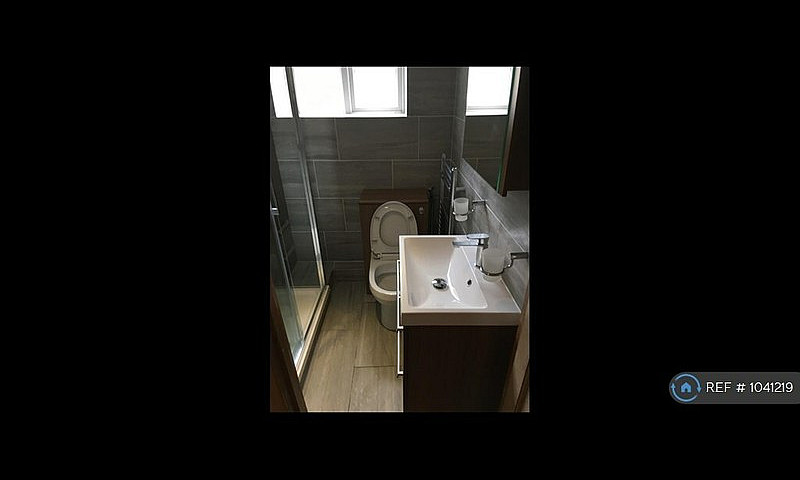 2 Bedroom Flat In Cr...