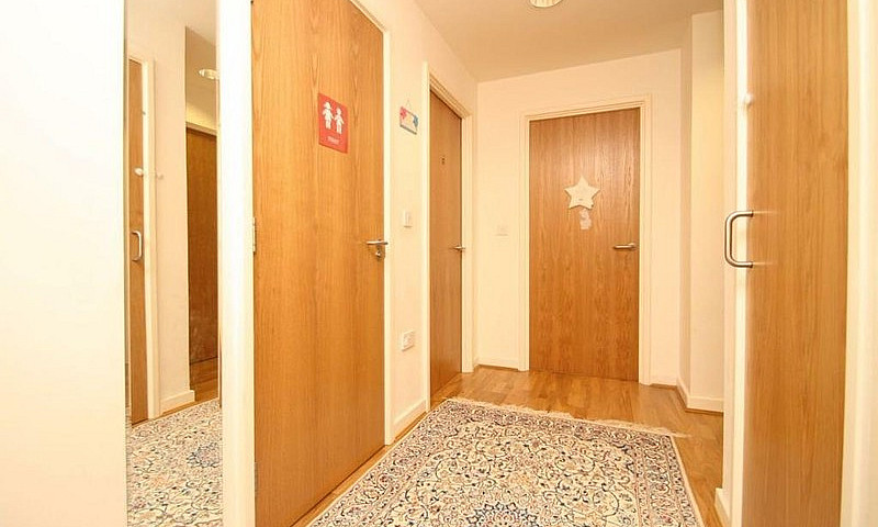 2 Bedroom Flat In Qu...