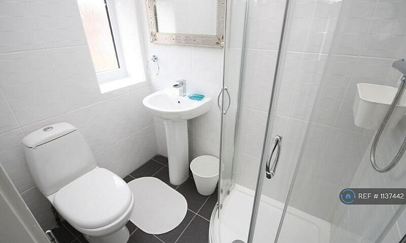 Studio Flat In Westw...