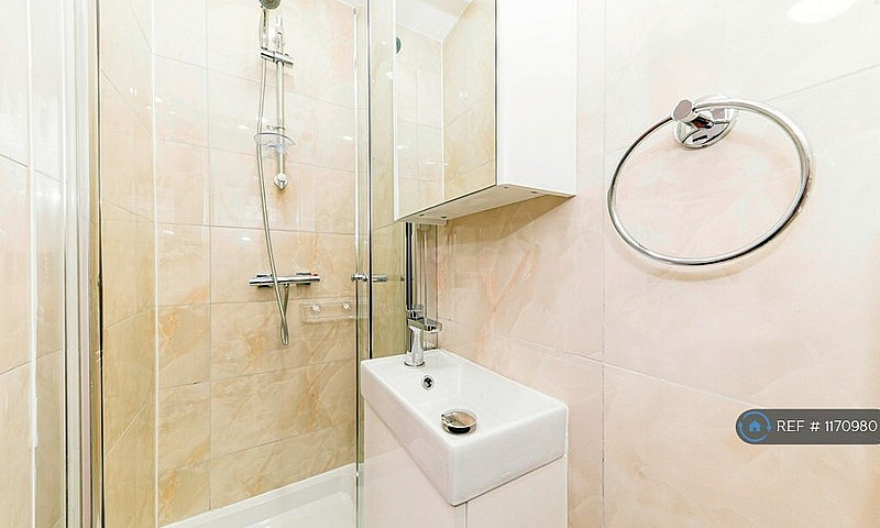 Studio Flat In Manor...