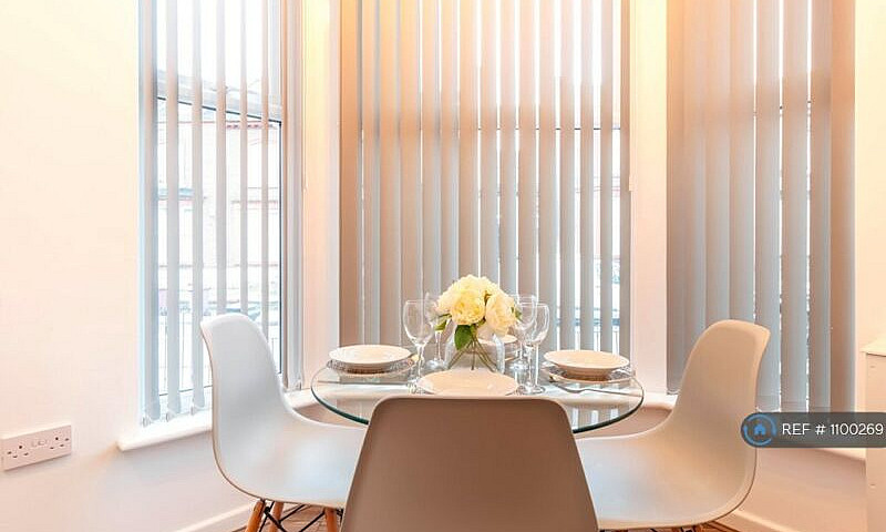 3 Bedroom Flat In Hu...