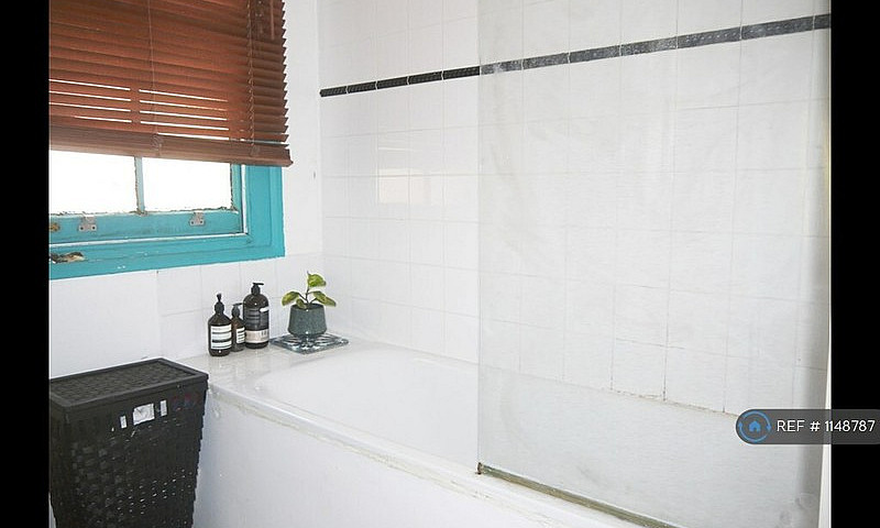 1 Bedroom Flat In Lo...