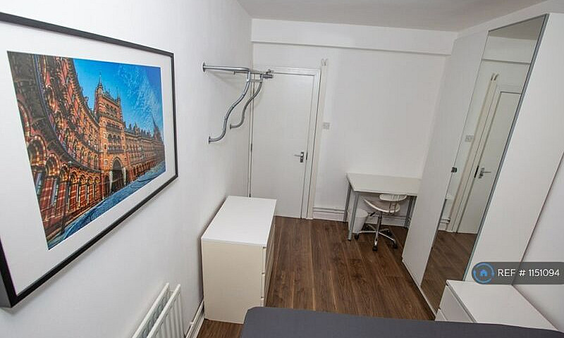 4 Bedroom Flat In Cr...
