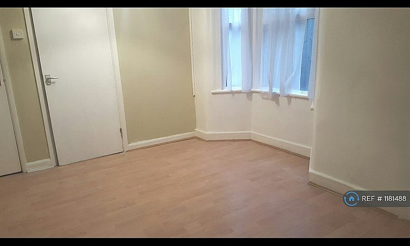 2 Bedroom Flat In Tu...