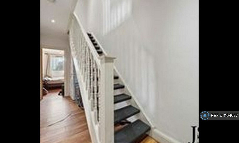 4 Bedroom Flat In Hy...
