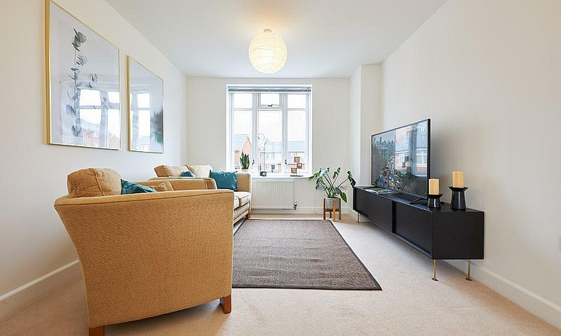 2 Bedroom Flat In Ma...