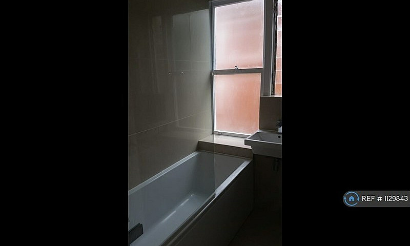 1 Bedroom Flat In He...