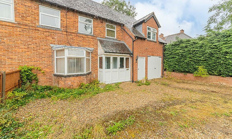4 Bedroom House In O...
