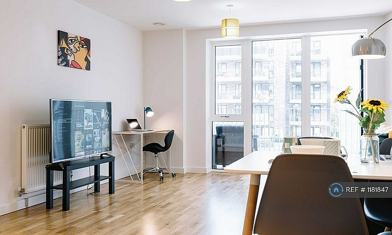 2 Bedroom Flat In Cr...