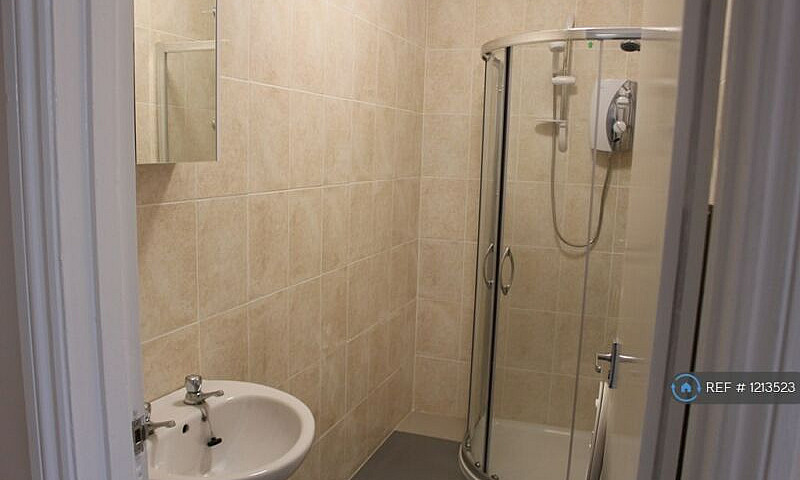 5 Bedroom House In B...