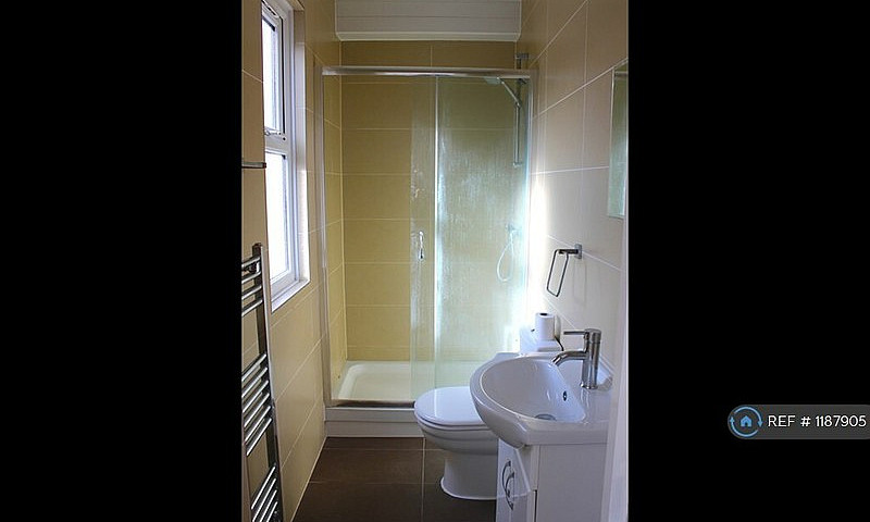 2 Bedroom Flat In Gr...