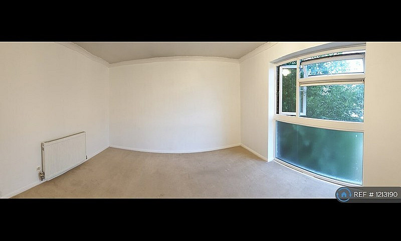 2 Bedroom Flat In St...