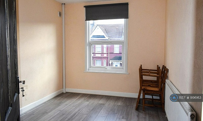 2 Bedroom Flat In Lo...