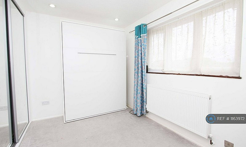 2 Bedroom House In A...
