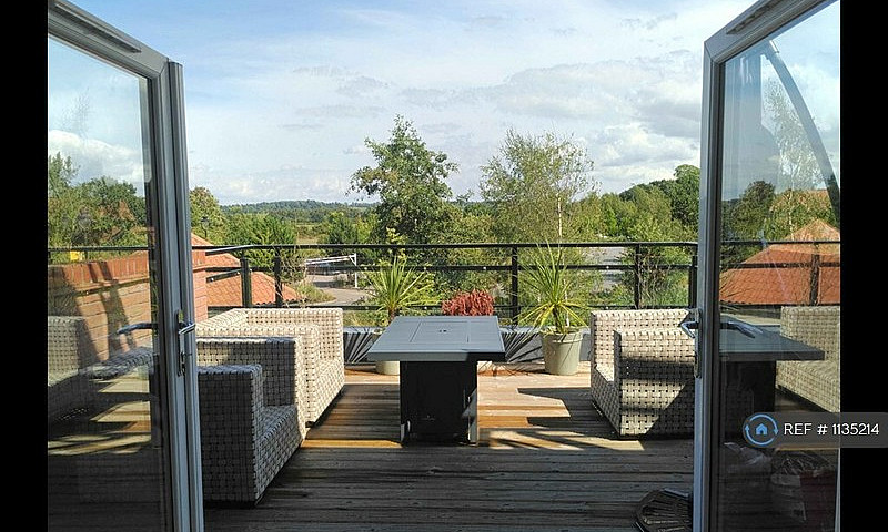 2 Bedroom House In T...