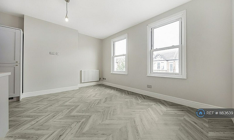 2 Bedroom Flat In Mi...