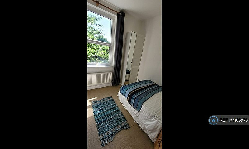 2 Bedroom Flat In Ba...