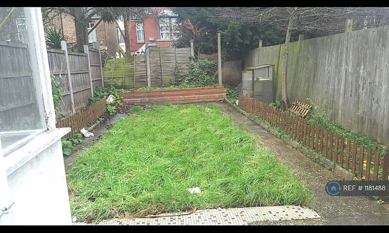 2 Bedroom Flat In Tu...