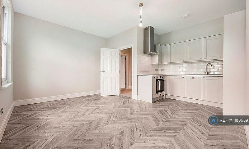 2 Bedroom Flat In Mi...