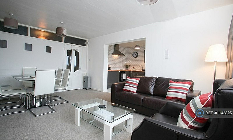 3 Bedroom Flat In Pe...