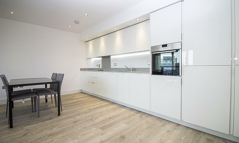 2 Bedroom Flat In Gr...