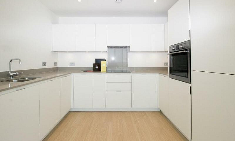 2 Bedroom Flat In Sa...