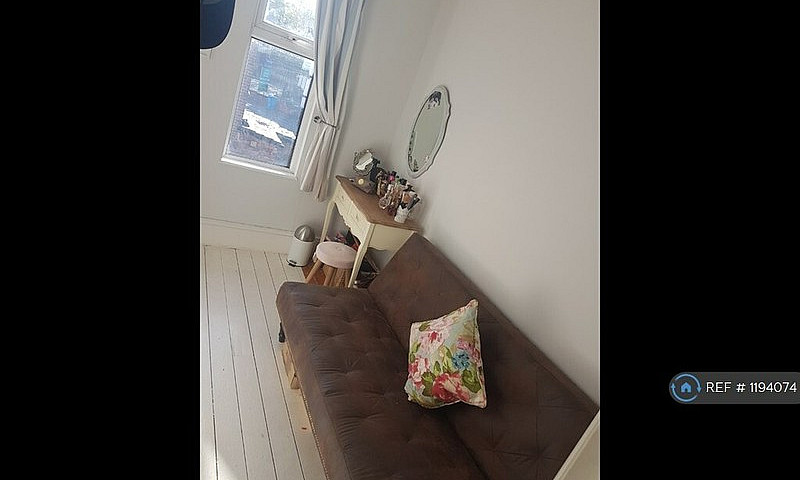 2 Bedroom Flat In Ch...