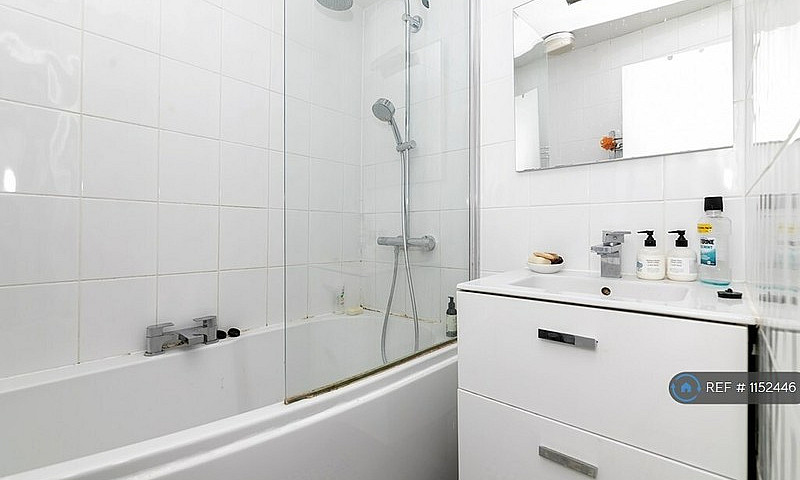 3 Bedroom Flat In Cl...