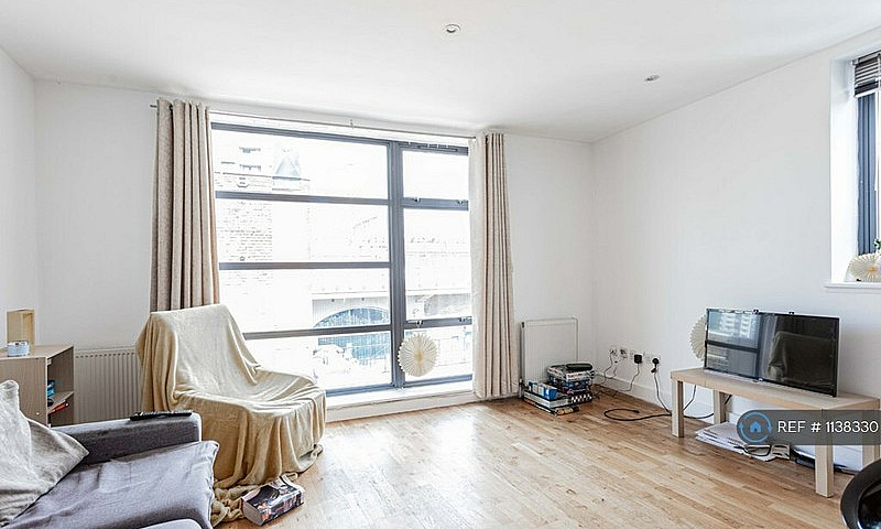 2 Bedroom Flat In Wa...