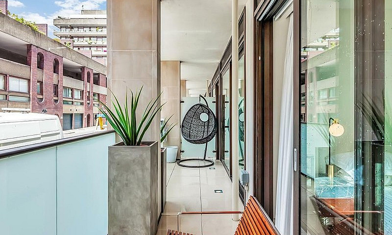 2 Bedroom Flat In Ro...