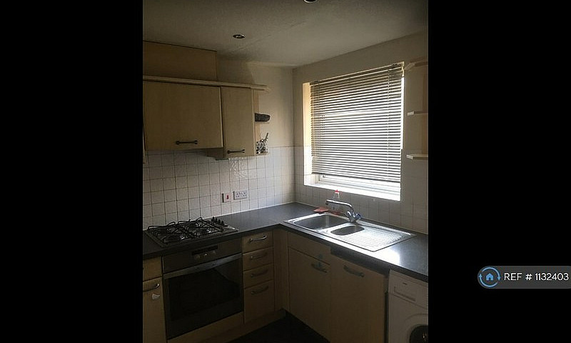 2 Bedroom Flat In Sa...