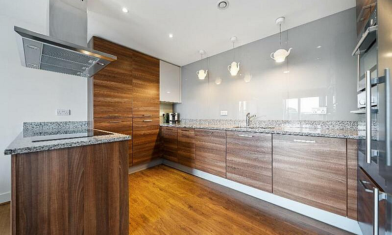 3 Bedroom Flat In Na...