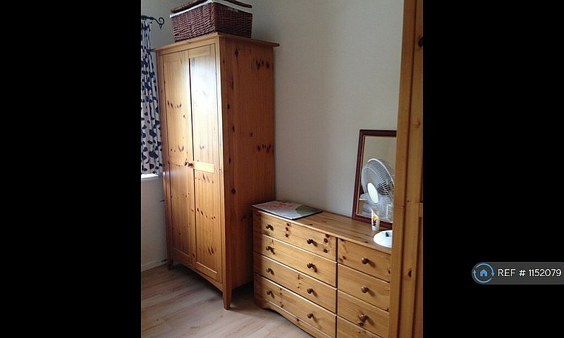 2 Bedroom Flat In He...