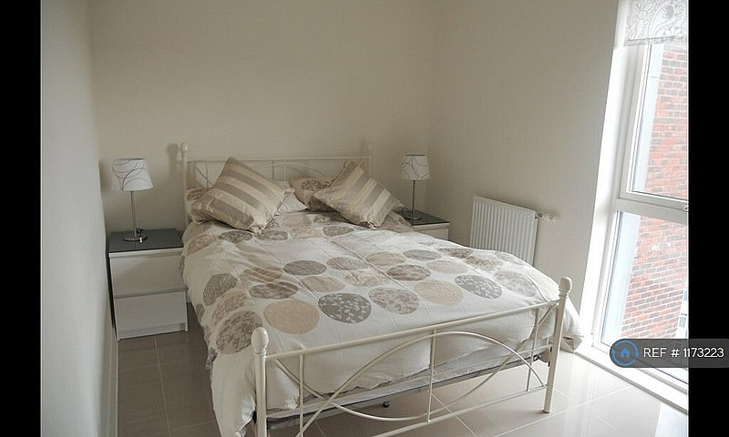 1 Bedroom Flat In He...