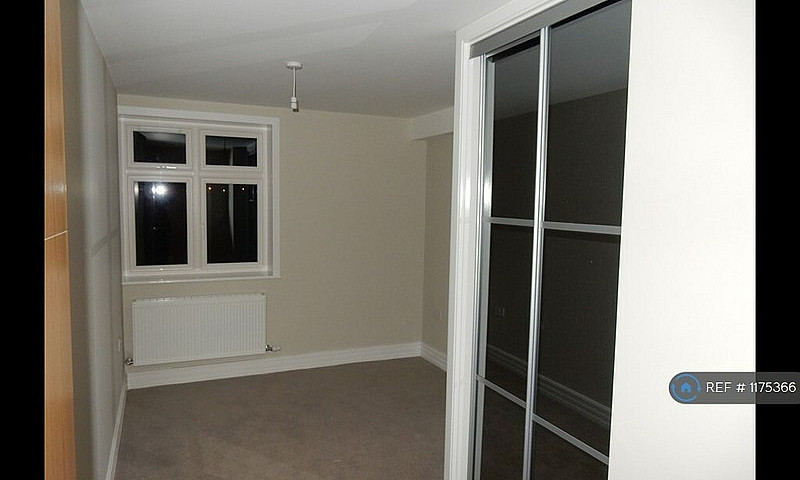 2 Bedroom Flat In Fi...
