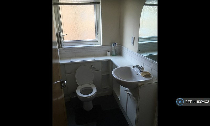 2 Bedroom Flat In Sa...