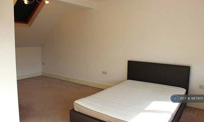 2 Bedroom Flat In Gr...