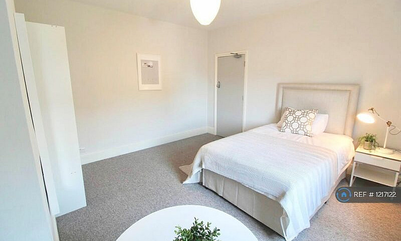 1 Bedroom In Main Ro...