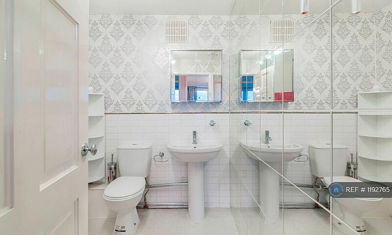 2 Bedroom Flat In Ma...