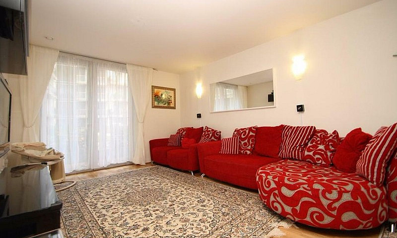 2 Bedroom Flat In Qu...