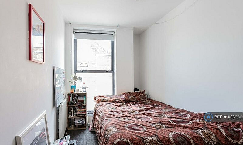 2 Bedroom Flat In Wa...