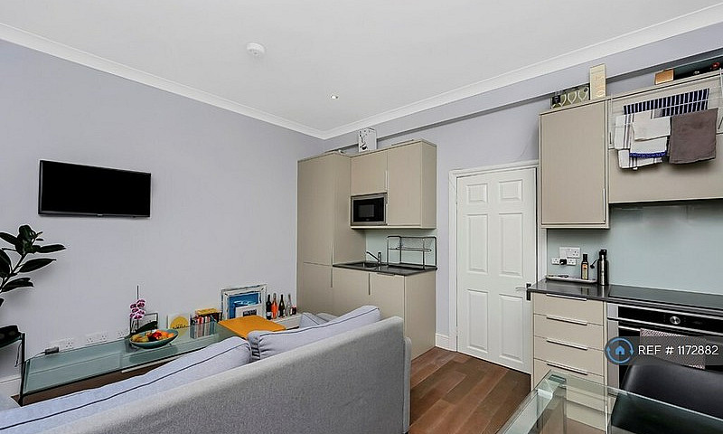 2 Bedroom Flat In Th...