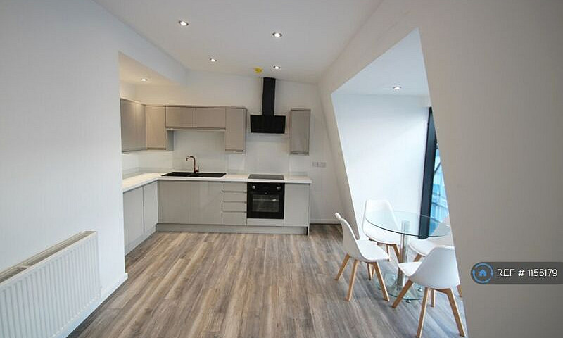 2 Bedroom Flat In Ir...