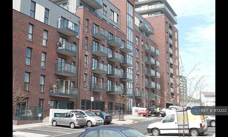 1 Bedroom Flat In He...