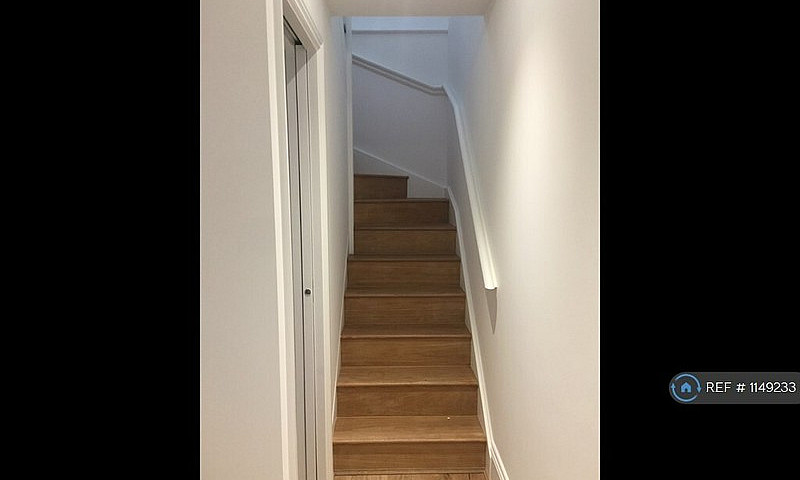 1 Bedroom Flat In Wo...
