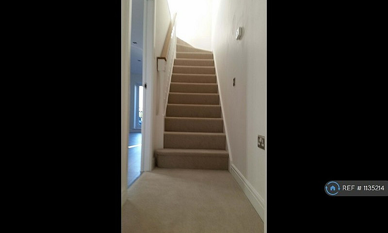 2 Bedroom House In T...