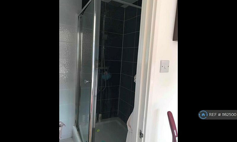2 Bedroom Flat In Va...